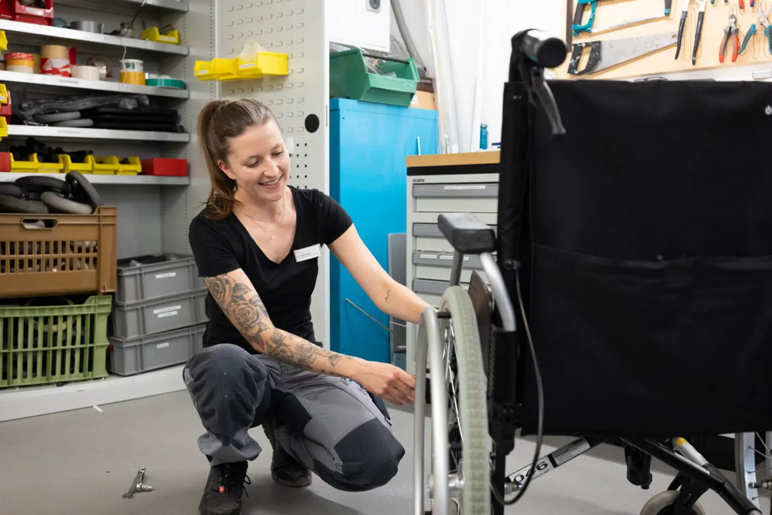 frau-arbeitet-rollstuhl